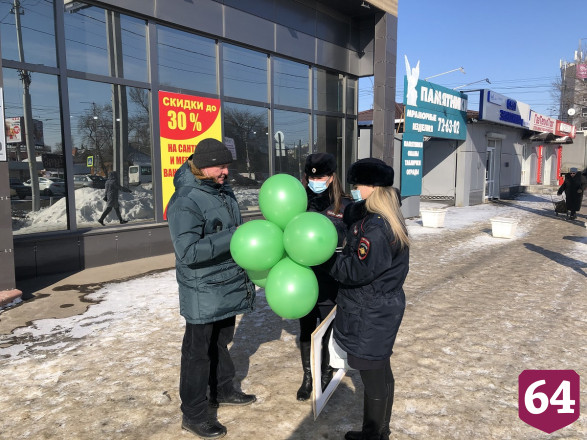 В Саратове полицейские угощали водителей сладостями
