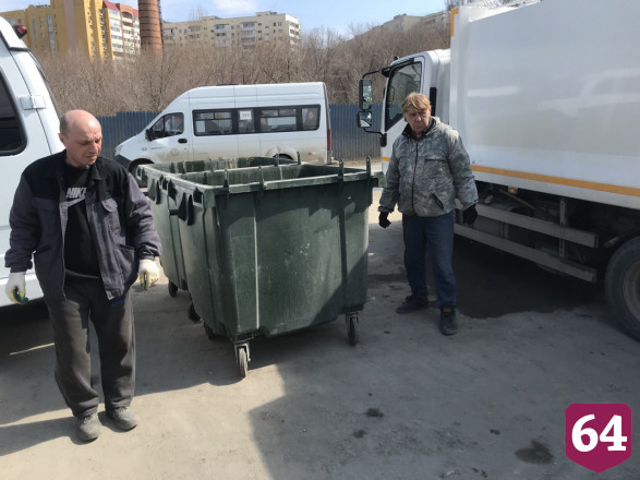 Жительница Саратова обрадовалась контейнерам для раздельного сбора мусора