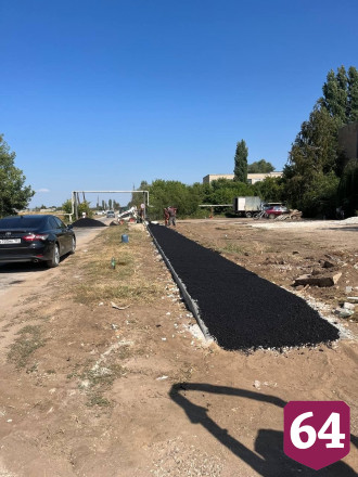В поселке детей приучают ходить по новым тротуарам 