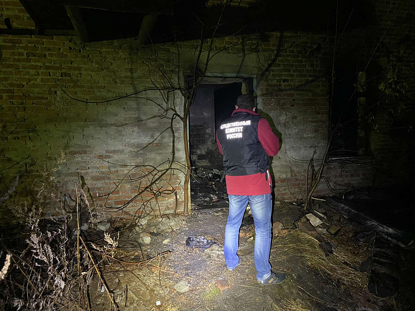 Мужчины развели костер в заброшенном доме и сгорели