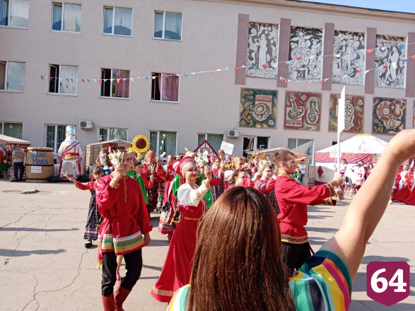 В Энгельсе провели парад национальностей 