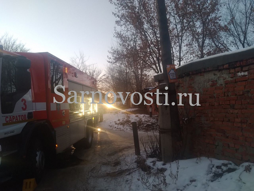 В Саратове из горящего дома эвакуировали ребенка