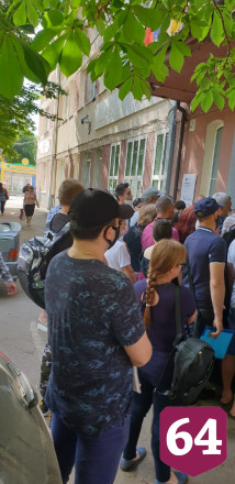 Горожане после снятия ограничений устроили столпотворение у МФЦ