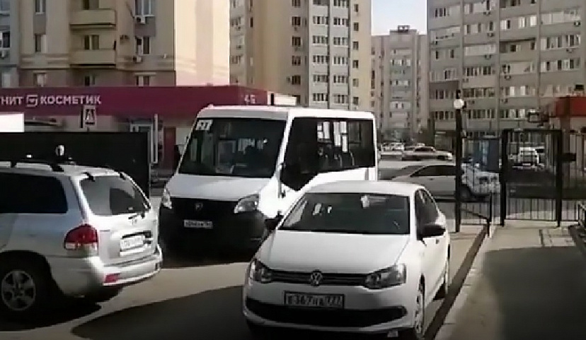 Возмущенные жители Саратова перекрыли движение маршруток 