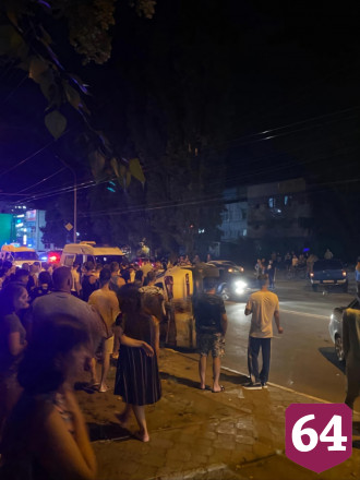 Иномарка опрокинулась на бок у остановки