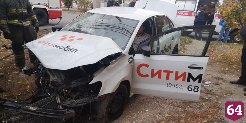 В ДТП с «Лексусом» под Саратовом разбились мужчина и женщина из такси