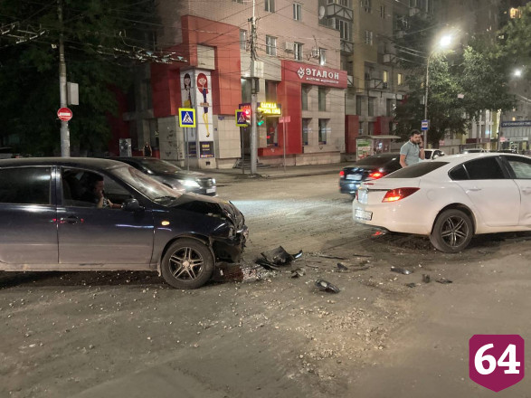 Легковушка протаранила иномарку у цветочного магазина в центре Саратова