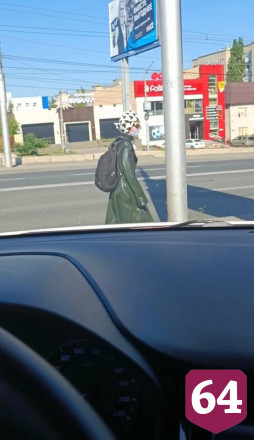 Саратовцев удивила «бедуинка» в плаще в аномальную жару