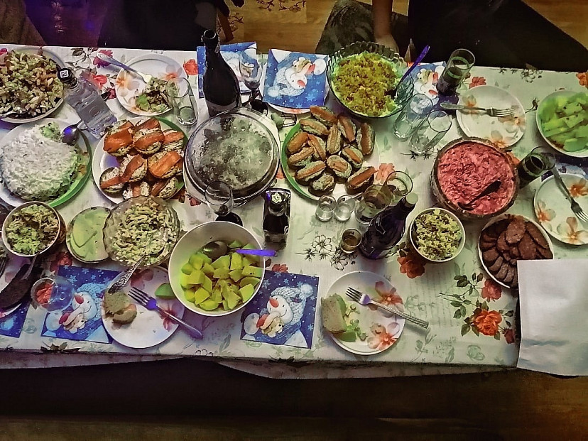 Жители Саратова показали новогодние столы