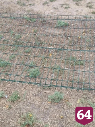 Вандалы сломали ограждение спортивной площадки 