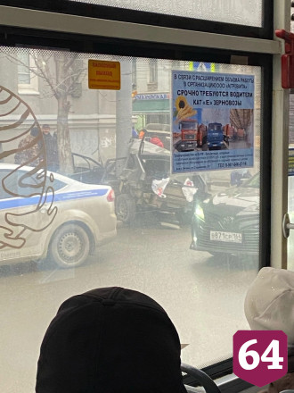 В центре Саратова автомобиль врезался в столб на тротуаре