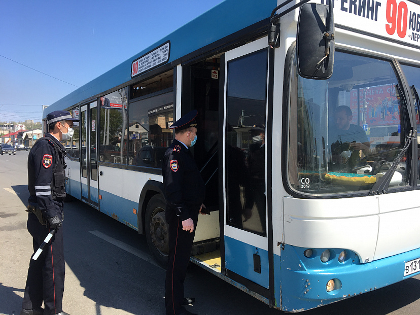 Автоинспекторы Саратова вручали водителям автобусов маски