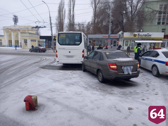 Две женщины пострадали в авариях с маршрутками в Саратове