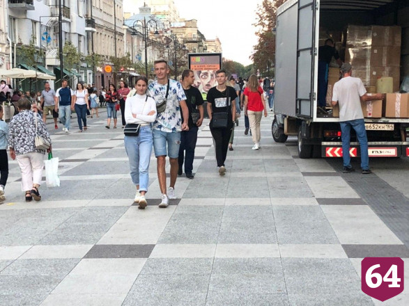 Жители Саратова без масок заполонили проспект Кирова