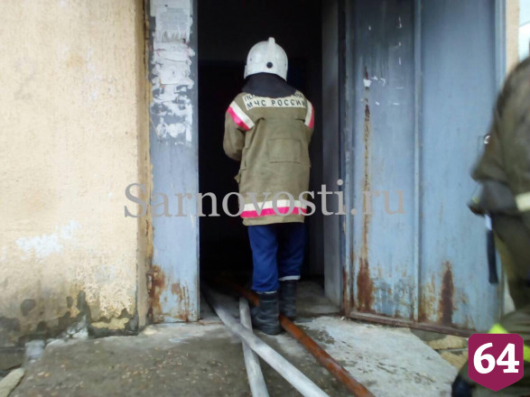 Горожанка выпрыгнула из окна горящего дома 