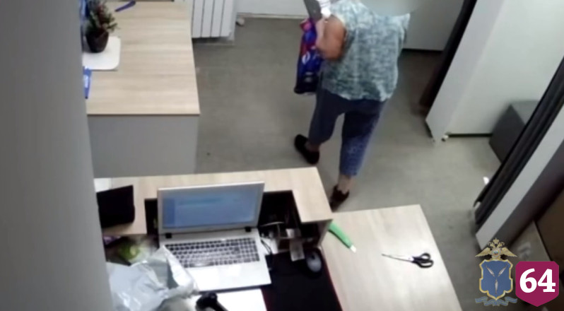 В Саратове пенсионерка угрожала сотруднице ПВЗ канцелярским ножом