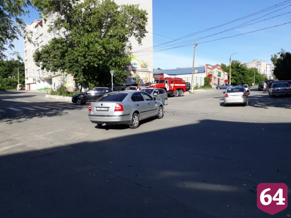 «Шкода» под управлением автоледи на перекрестке опрокинулась на крышу