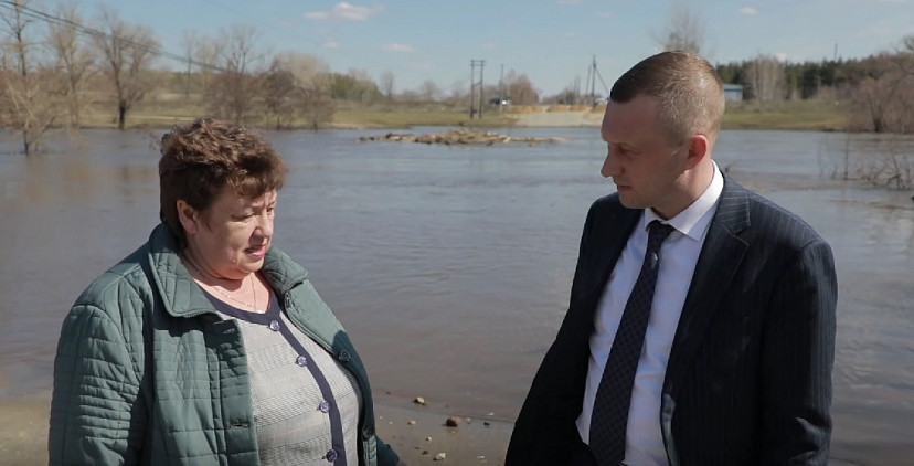 Паводковые воды отрезали от мира часть саратовского поселка