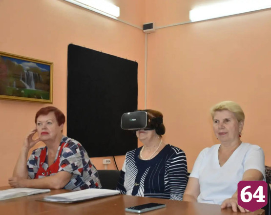 Саратовские пенсионеры «погуляли» по Петербургу в виртуальных очках 