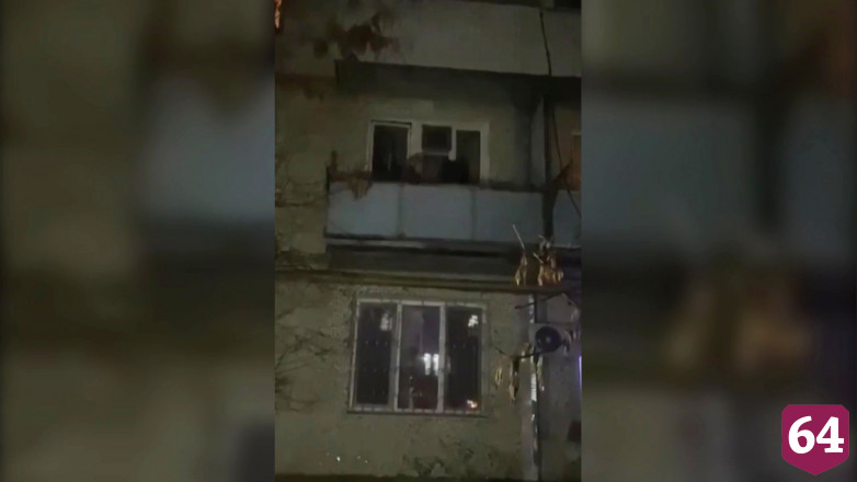 В Саратове полицейские спасли пытавшуюся спрыгнуть с балкона женщину