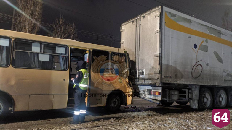 Пять пассажиров маршрутки пострадали в ДТП с фурой в Саратове