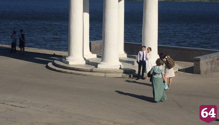 Саратовцы на самоизоляции устроили свадебную фотосессию на набережной 