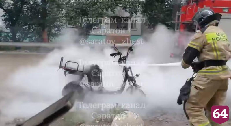 В Энгельсе у курьера на ходу загорелся электровелосипед