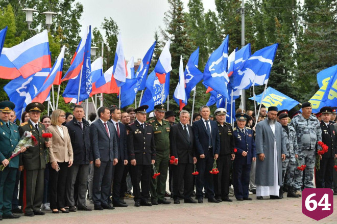 В парке Победы Саратова подняли флаг и исполнили гимн 