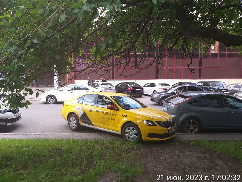 Автохам на такси заехал на газон у бара в центре Саратова