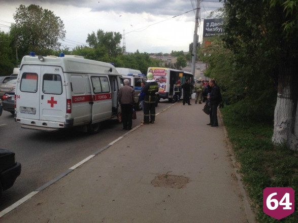 В Саратове маршрутка с пассажирами протаранила столб 