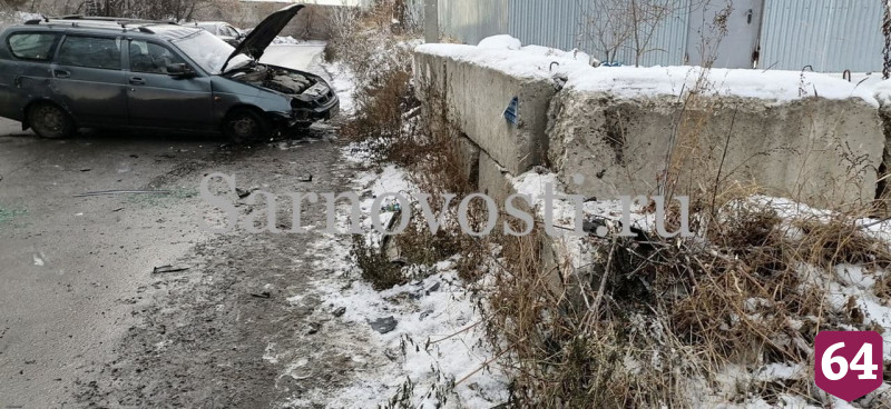 В Саратове водитель легковушки врезался в бетонное ограждение 