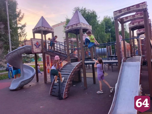 В городе сделали детскую площадку с «замком»