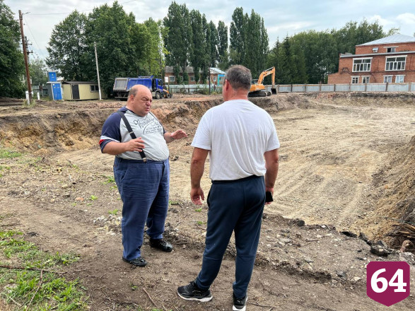 Саратовский министр проверил стройку и собрал ведро грибов