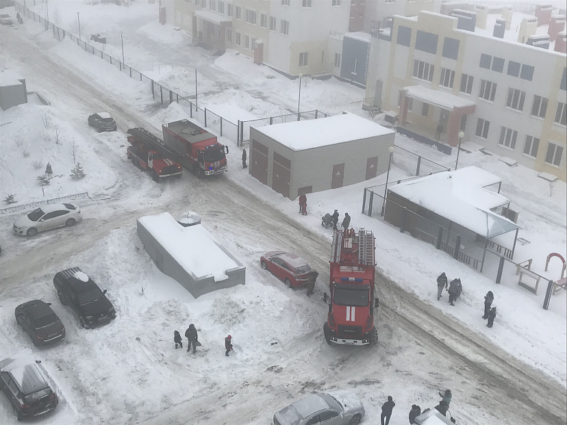 В Саратове пожарные тушат горящую квартиру в многоэтажке