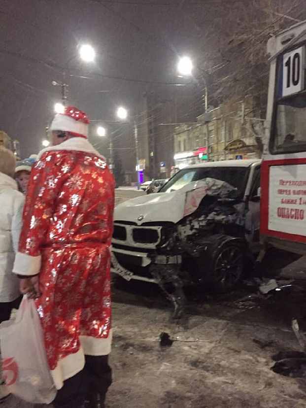В центре Саратова перед Новым годом девушка на BMW попала под трамвай
