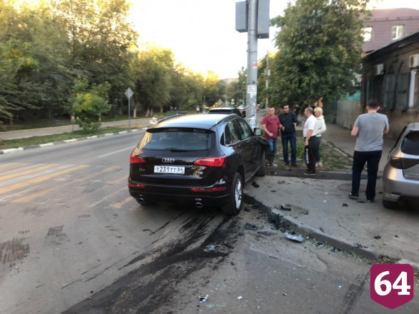 «Ауди» протаранила столб на улице Рабочей