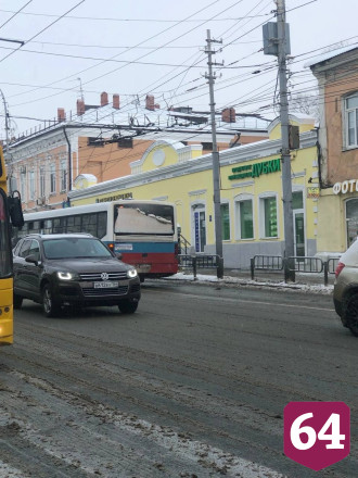 Саратовцев в мороз возят на автобусе с открытым окном