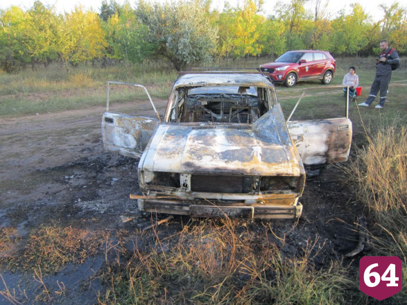 В дачном поселке под Саратовом сгорел автомобиль