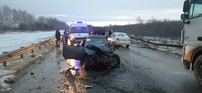 В массовом ДТП под Саратовом погиб молодой полицейский
