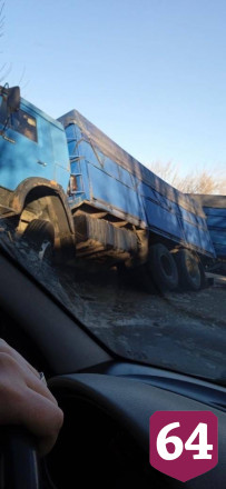 За три дня в Саратове два грузовика провалились в одну яму