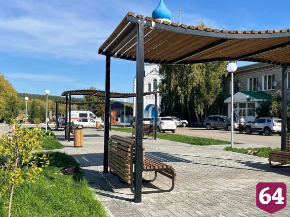 В сквере для отдыха саратовцев установили теневые навесы 