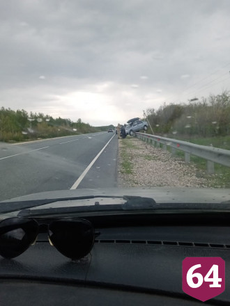 На саратовской трассе иномарка прокатилась по отбойнику