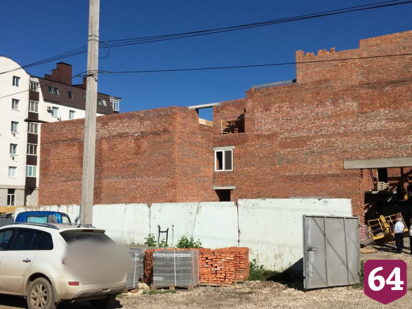 Под Саратовом каменщики упали с 6-метровой высоты
