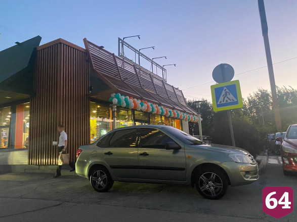 Саратовцы до ночи стояли в очереди в обновленный «Макдоналдс»