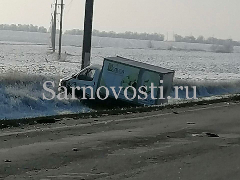 Под Саратовом в ДТП с хлебным фургоном пострадали 3 человека 