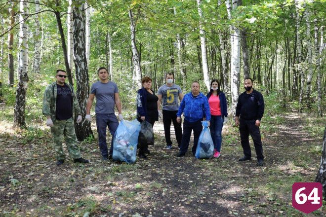 Полицейские и чиновники очистили от мусора Кумысную поляну