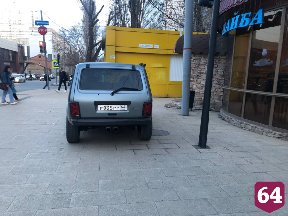 В Саратове автохама оштрафовали за брошенный у бара внедорожник 