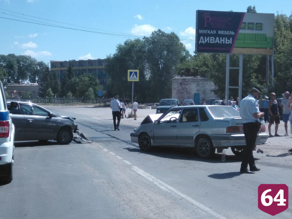 Уснувший водитель «Лады» протаранил иномарку у автобусной остановки