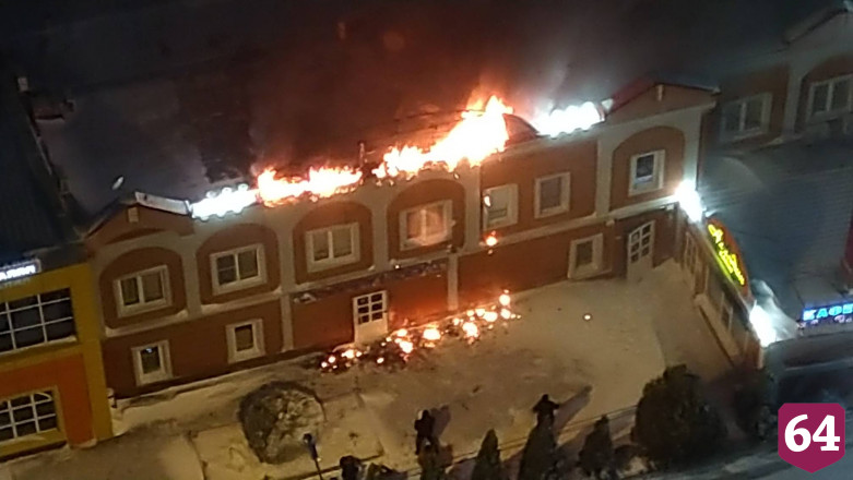 Саратовские пожарные тушили вывеску гостиницы
