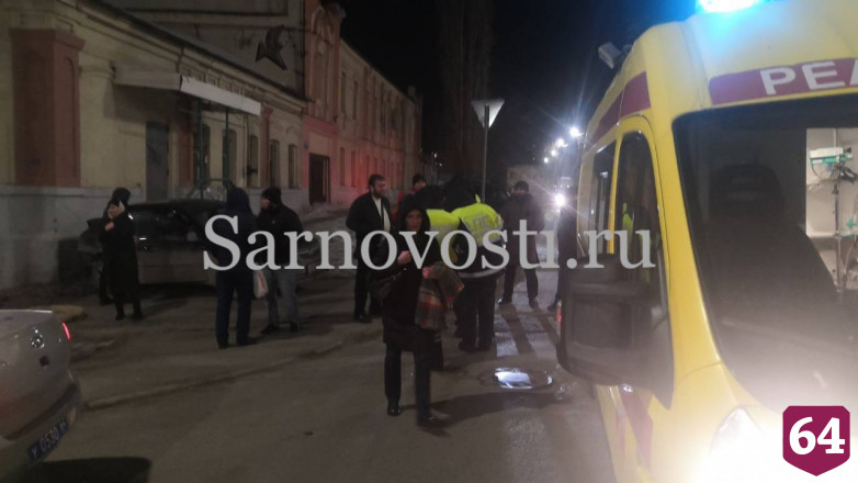 В Саратове неуправляемая иномарка сбила женщину и протаранила дом
